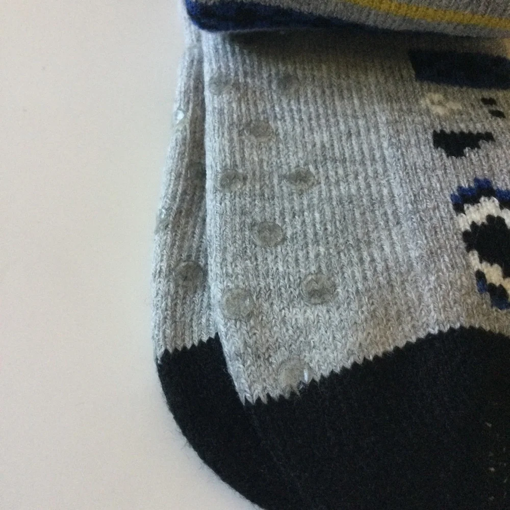 NORDSTROM MENS SOCKS WITH GRIPPER SOLES  GRAY BLUE YELLOW FAIR ISLE PRINT NWT